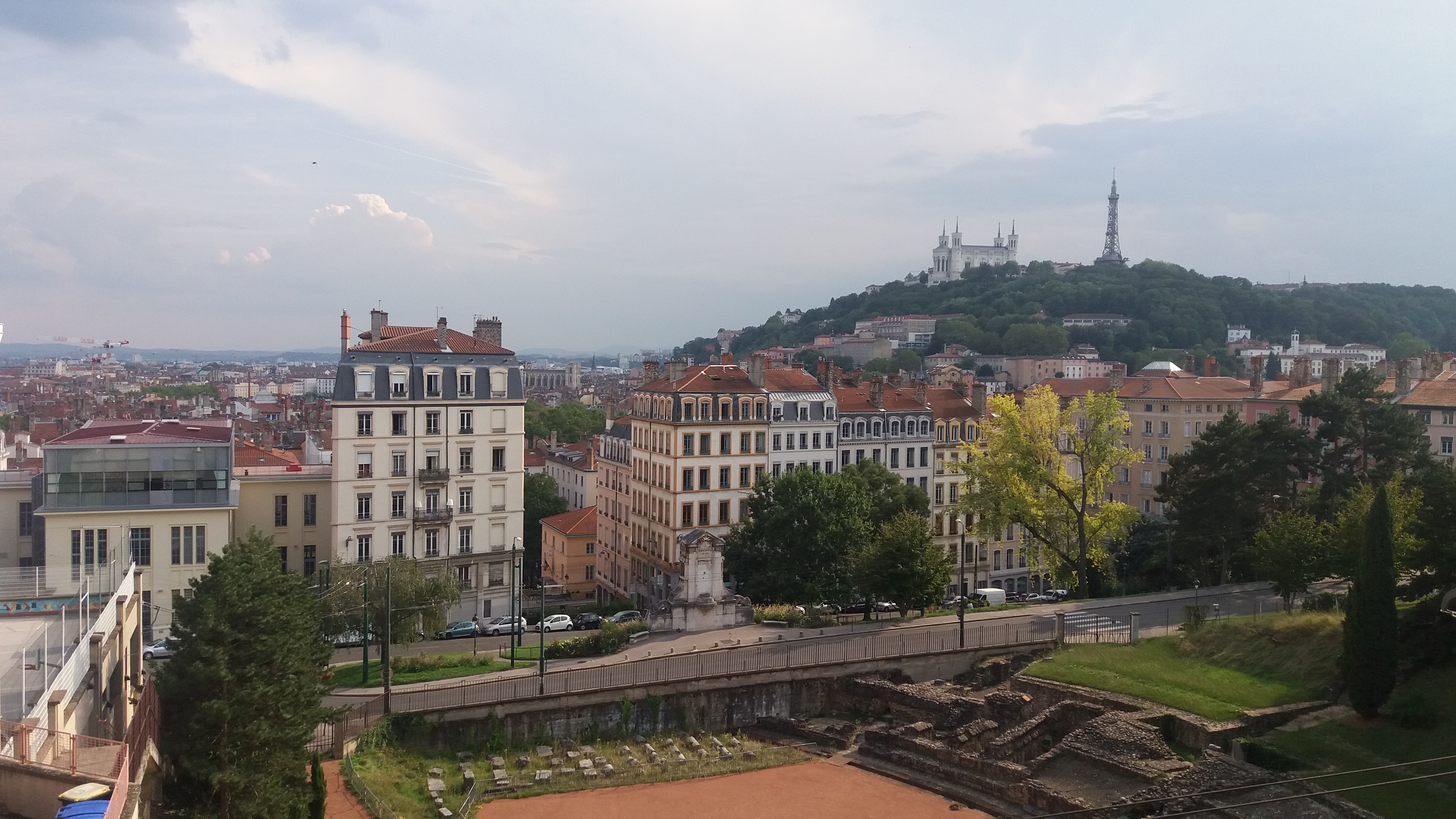 Croix-Rousse mit Blick auf La Cathédrale de Fourvière (im Hintergrund)